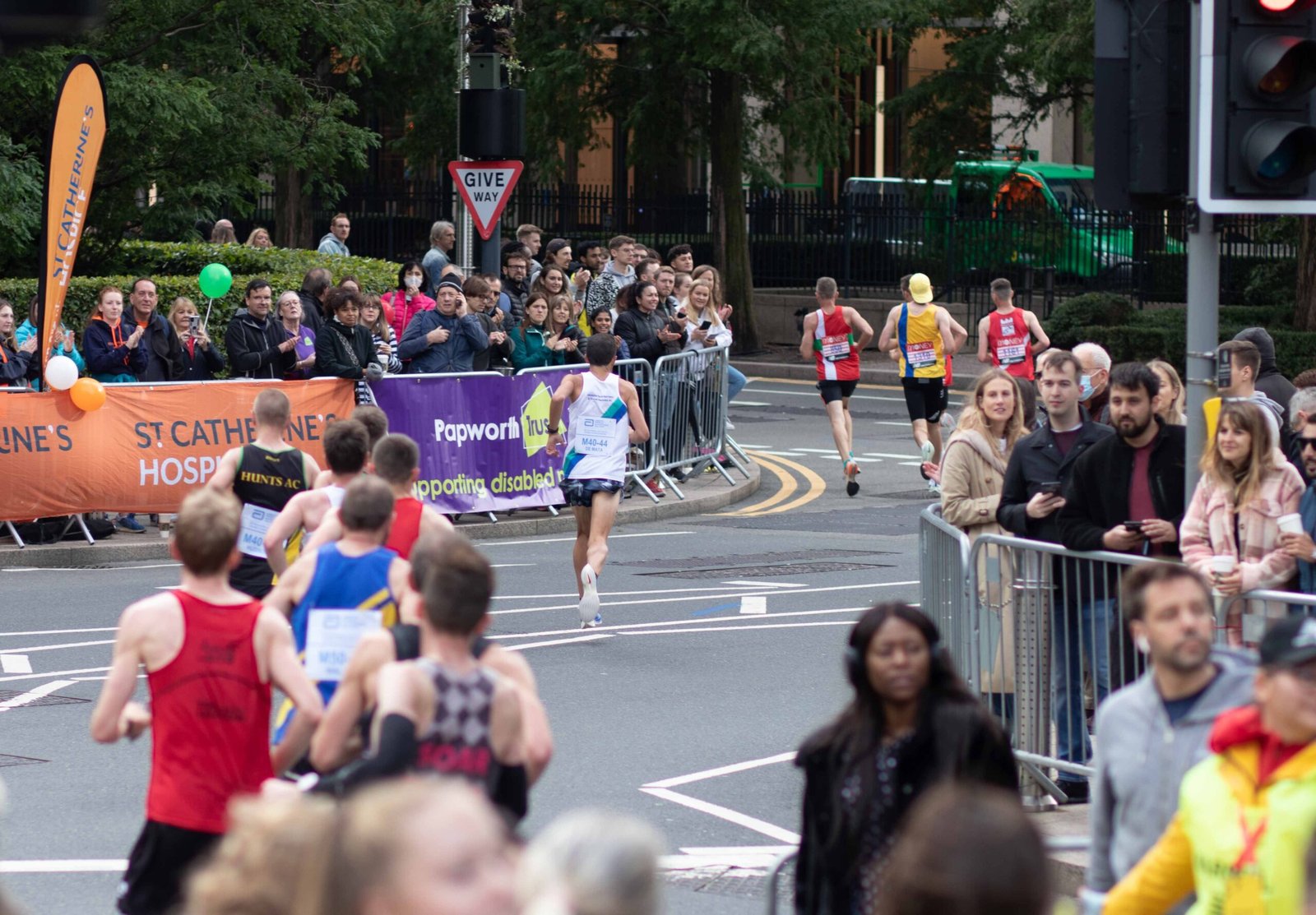 runners and crowd in London